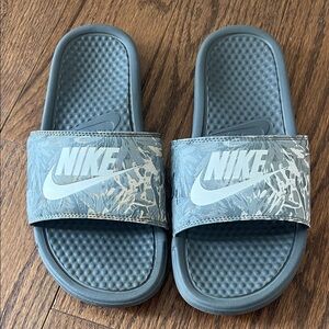 Women’s Nike Benassi JDI slide sandals in a grey floral print size 8
